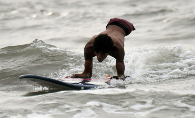 Alberto Mendoza disfruta surfeando en Puerto Colombia.