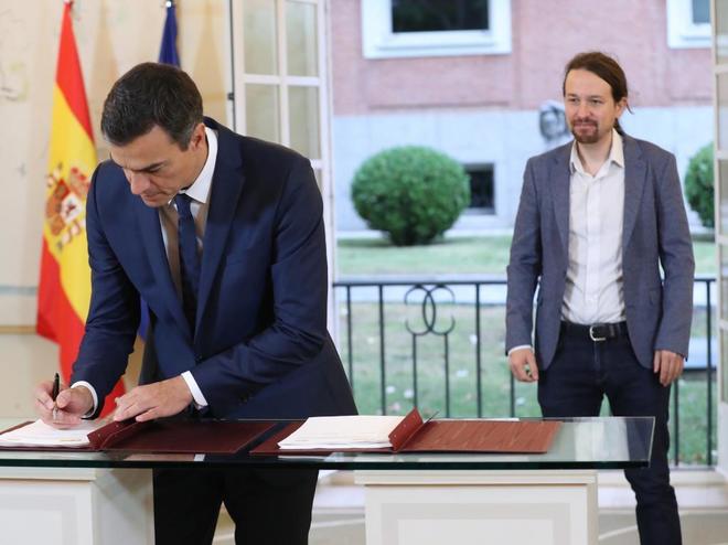 Pedro Sánchez firma en La Moncloa el acuerdo alcanzado con Pablo...