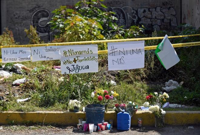 Flores y mensajes en el lugar donde se encontraron los cuerpos de algunas de las vctimas.