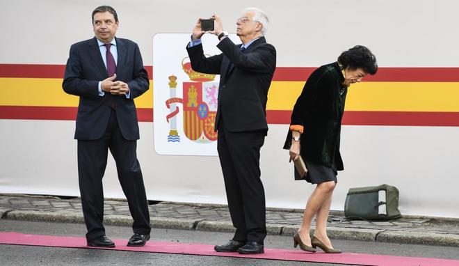 Los ministros Luis Planas, Josep Borrell e Isabel Cela, momentos...
