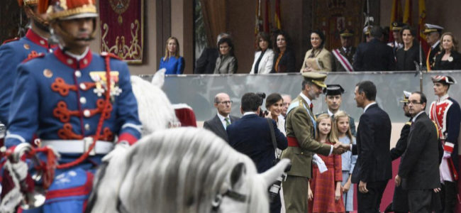 Pedro Snchez saluda al Rey, ayer, a su llegda al desfile militar por...