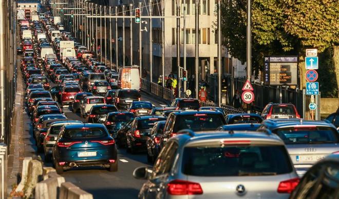 Atasco de tráfico en una céntrica calle de Bruselas.