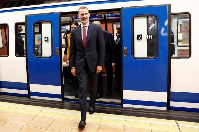El Rey Felipe VI sale de uno de los vagones del metro de Madrid...