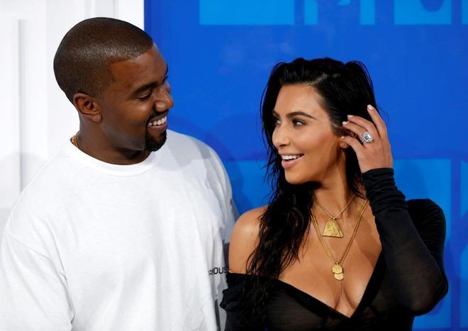 Kim Kardashian y Kanye West en la gala de los premios MTV.