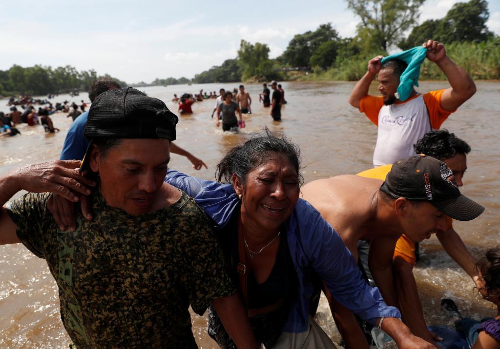Migrantes centroamericanos atraviesan el ro Suchiate, en la frontera...