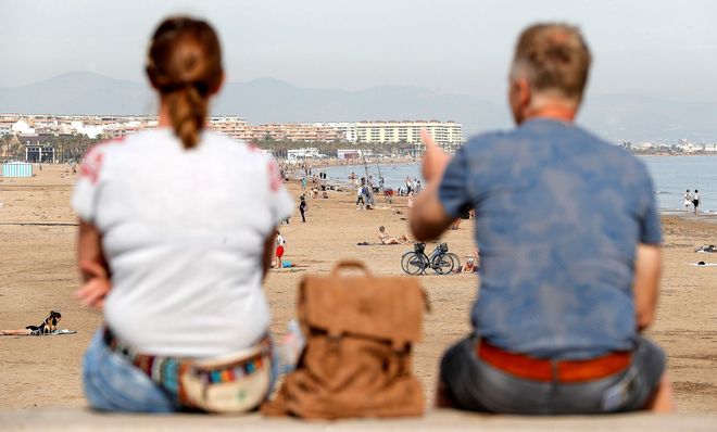 Dos turistas observan la playa de Las Arenas, en Valencia