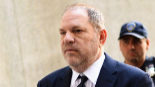 El productor de cine Harvey Weinstein acude a un tribunal penal de...