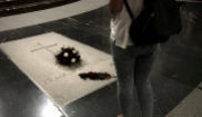 Una turista observa la tumba del dictador Francisco Franco en el Valle...