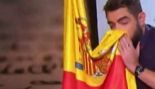 Dani Mateo, sonndose la nariz con la bandera de Espaa en el...