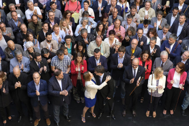 Alcaldes rodean al ex president Carles Puigdemont, la ex presidenta...