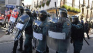 Agentes de la Guardia Civil toman posiciones frente a grupos radicales...