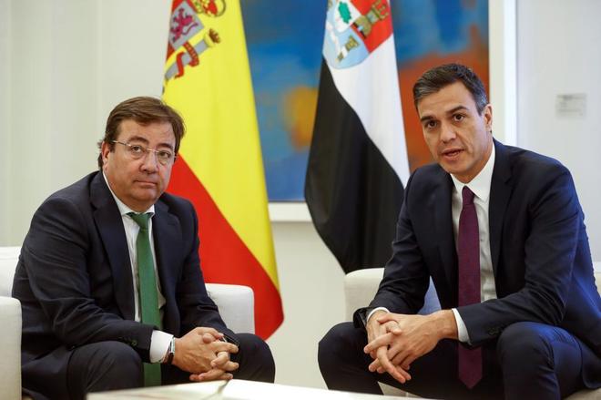 Pedro Snchez y el presidente de la Junta de Extremadura, Guillermo...