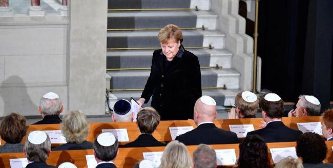 Merkel, en la sinagoga de Rykestrasse, ayer, en Berln.