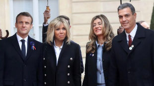 Macron recibe a Pedro Snchez y a su mujer, Begoa Gmez, a su...