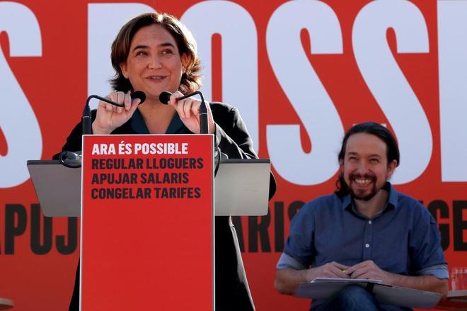 La alcaldesa Ada Colau y el lder de Podemos, Pablo Iglesias, hoy, en...