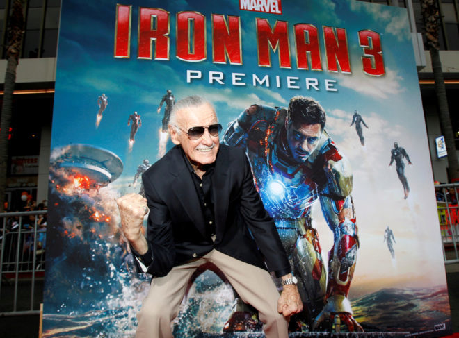 Stan Lee, ante el cartel de Iron Man 3