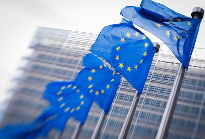 Banderas de la Unin Europea que ondean ante la sede de la Comisin...