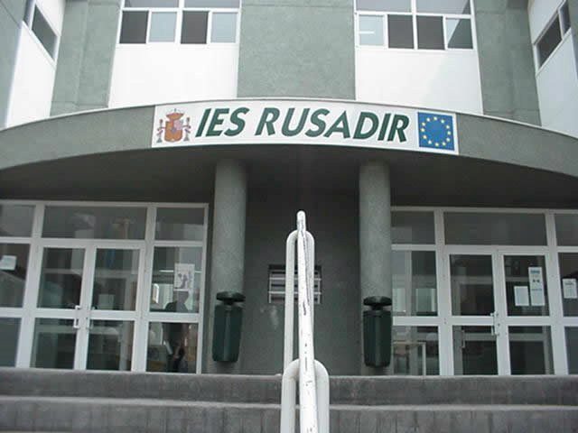 Puerta principal de acceso al Instituto de Educacin Secundaria...