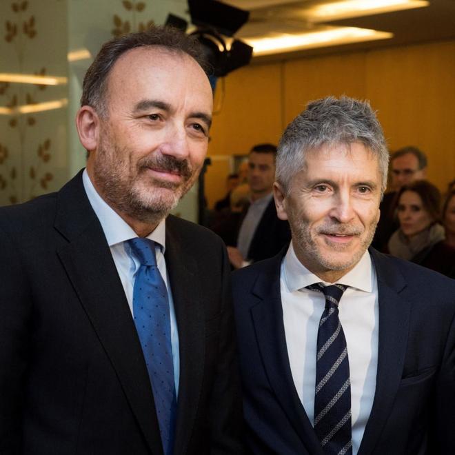El ministro del Interior, Fernando Grande-Marlaska (d), junto a Manuel...