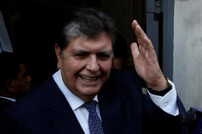 FILE PHOTO: Former president of Peru Alan Garcia arrives to the National Prosecution office to testify in Odebrecht case in Lima, Peru February 16, 2017. REUTERS/Guadalupe Pardo/File photo