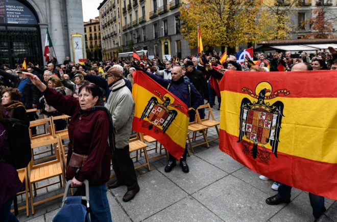 Un grupo de personas celebrando el aniversario de la muerte de Franco,...