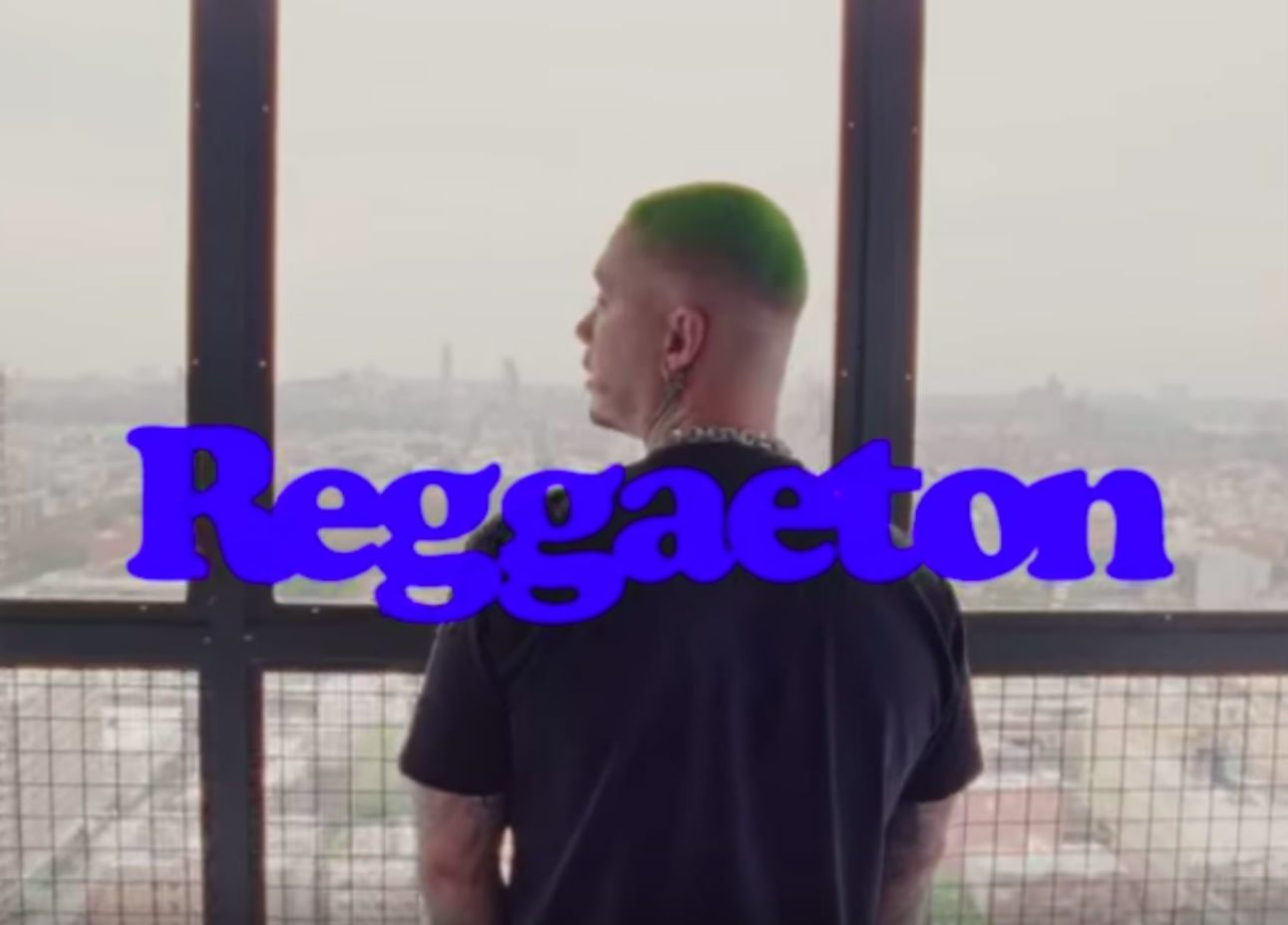 El cantante J. Balvin en el videoclip de Reggaeton.