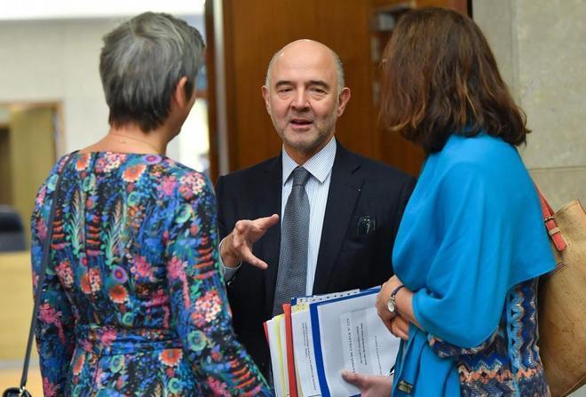 Los comisarios europeos Margrethe Vestager, Pierre Moscovici y Cecilia...