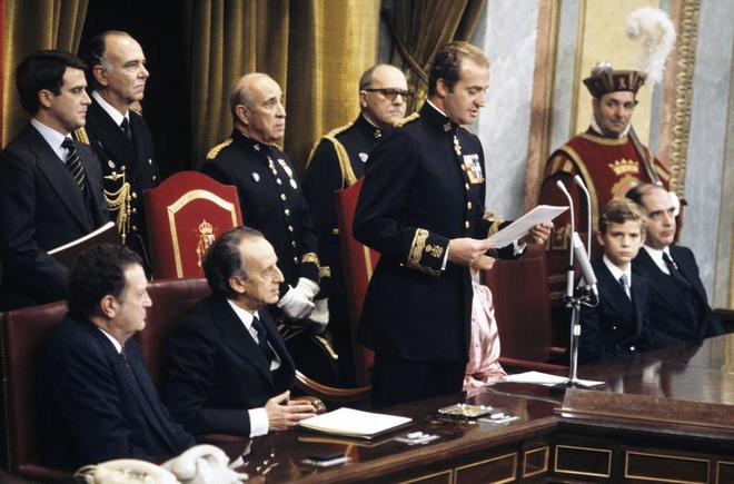 El Rey sanciona la Constitución de 1978.