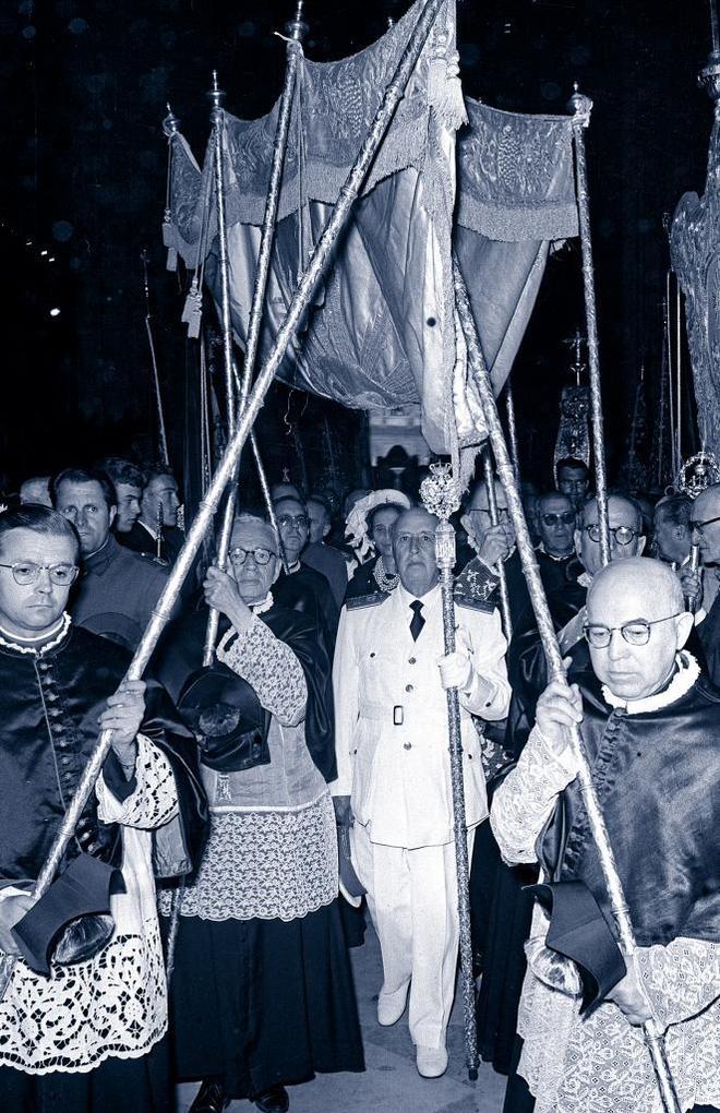 El dictador Francisco Franco, bajo palio, en una imagen de 1964.