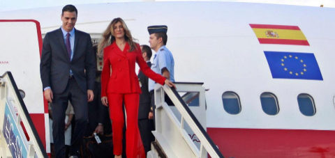Pedro Snchez y su esposa, Begoa Gmez, a su llegada al aeropuerto...