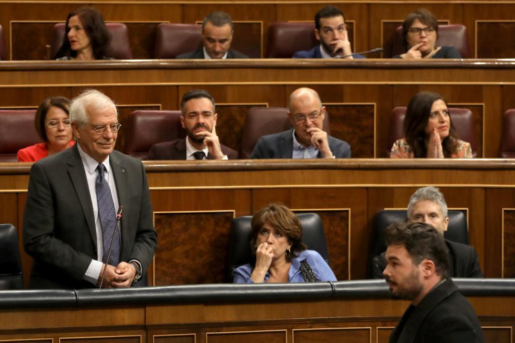 Josep Borrell, frente a Gabriel Rufin, el mircoles en el Congreso.