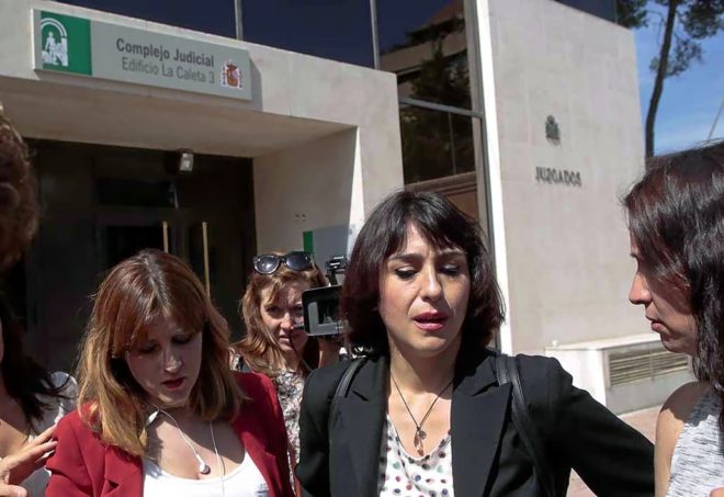 Juana Rivas, a las puertas de la Audiencia de Granada, durante el...