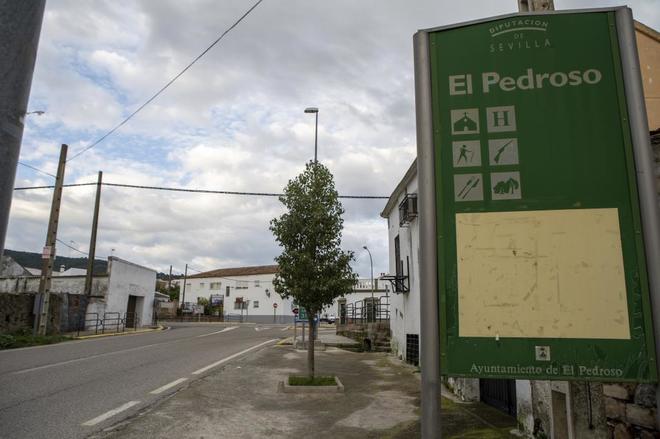 Cartel de entrada a la localidad sevillana de El Pedroso