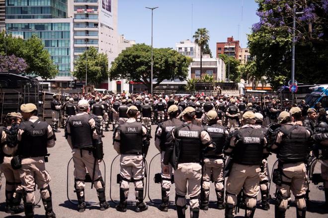 Integrantes de la prefectura y gendarmera argentina custodian en las...
