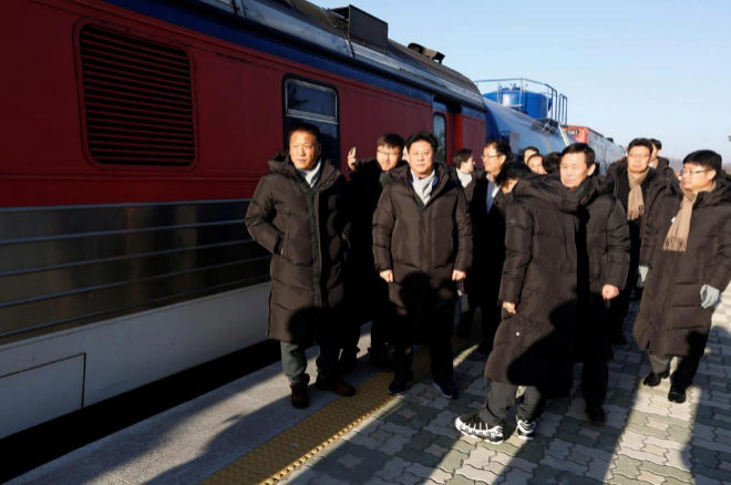 Expertos surcoreanos se preparan para viajar a travs de la frontera hacia Corea del Norte en la Estacin Dorasan en Paju, Corea del Sur, el 30 de noviembre de 2018. Corea del Sur y Corea del Norte estn preparadas para lanzar una inspeccin conjunta de 18 das de los ferrocarriles occidental y oriental del Norte desde 30 de noviembre. Esto es parte del plan de las dos Coreas para modernizar y reconectar sus ferrocarriles y carreteras segn lo acordado por sus lderes en abril. EPA / JEON HEON-KYUN /POOL