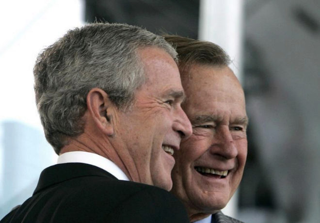 El ex presidente de los Estados Unidos George W. Bush abraza a su...
