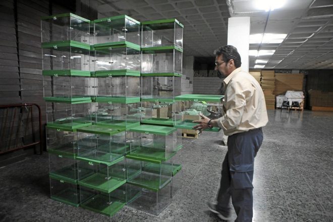 Un hombre prepara las urnas para las anteriores elecciones andaluzas...