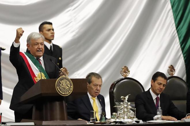 El nuevo presidente de Mxico, Andrs Manuel Lpez Obrador (i),...