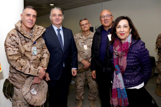 La ministra de Defensa, Margarita Robles, junto al secretario de...