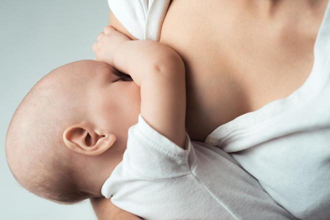 Imagen de una mujer amamantando a un bebé para ilustrar el IRPF por...