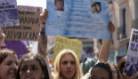 Valeria Quer, en el centro, sostiene una pancarta en una...
