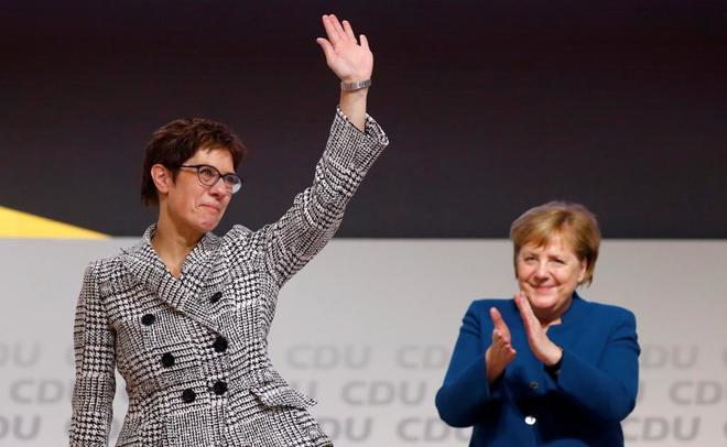 Angela Merkel aplaude a su sucesora, la centrista Annegret...