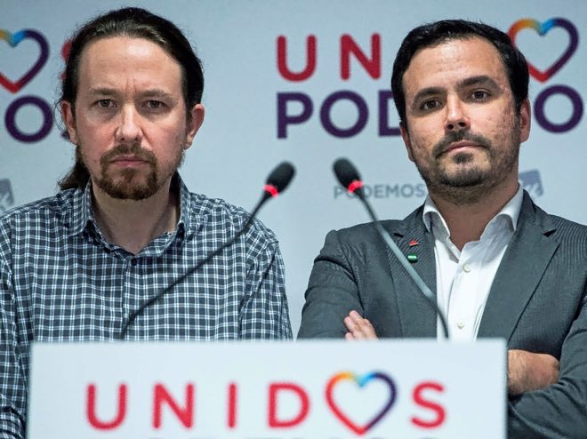 Los secretarios generales de Podemos e IU, Pablo Iglesias y Alberto...