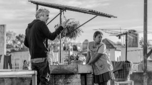 Alfonso Cuarn dirige a Yalitza Aparicio durante el rodaje de &apos;Roma&apos;.