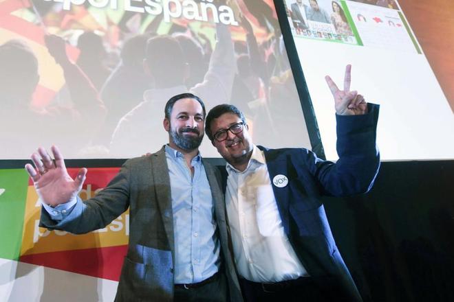 El presidente de Vox, Santiago Abascal (i), y el candidato a la...