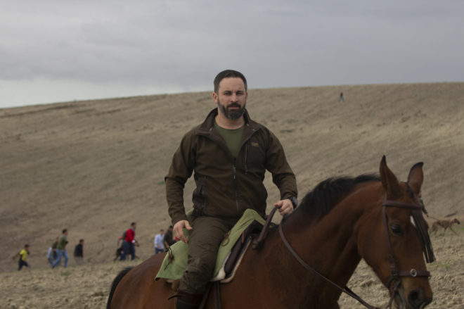 El presidente de Vox, Santiago Abascal, montando a caballo en el...