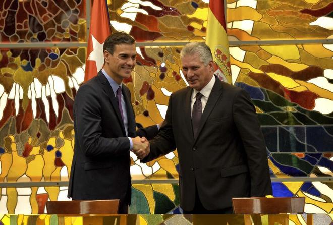Pedro Sánchez durante su reunión con el presidente cubano Miguel...