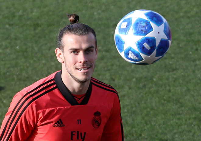 El jugador del Real Madrid Gareth Bale entrena con el baln de la...