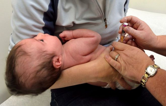 Un bebé recién nacido recibiendo sus primeras vacunas.