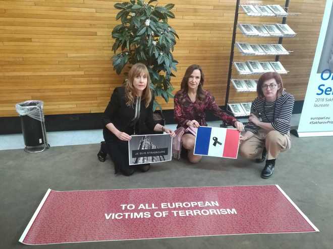 Las eurodiputadas con pancartas en apoyo a las víctimas del terrorismo.